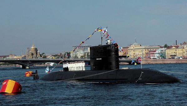Подводная лодка Санкт-Петербург на репетиции парада ко Дню ВМФ