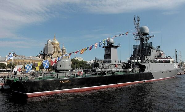 Малый противолодочный корабль Казанец на репетиции парад ко Дню ВМФ на Неве