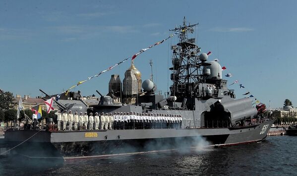 Малый ракетный корабль Ливень на репетиции парада ко Дню ВМФ на Неве