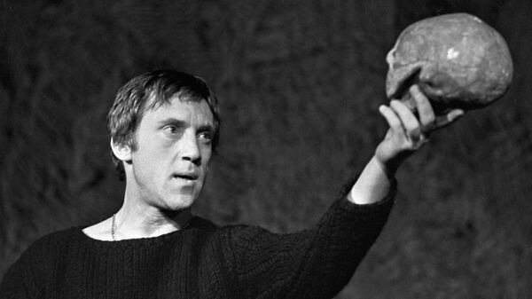 Актер Владимир Высоцкий в роли Гамлета в сцене из спектакля по трагедии У. Шекспира Гамлет