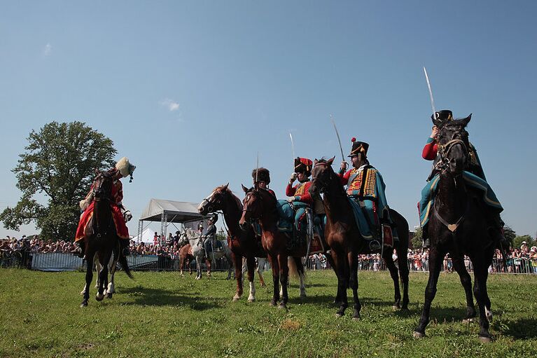 Участники сражения на костюмированном фестивале реконструкции войны 1812 года у Петропавловской крепости в Санкт-Петербурге