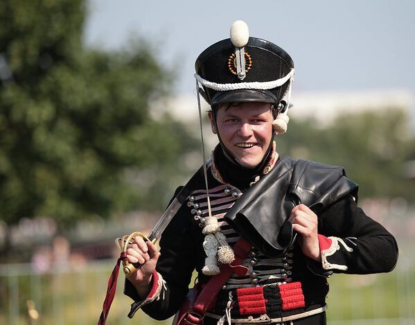 Участник сражения на костюмированном фестивале реконструкции войны 1812 года у Петропавловской крепости в Санкт-Петербурге