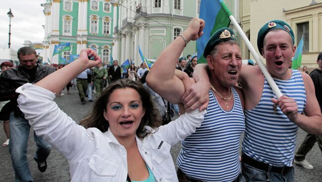 Шествие в День ВДВ по Миллионной улице в Петербурге. Архив