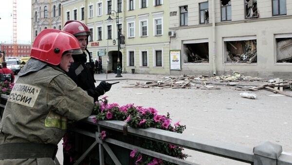 Спасатели на месте обрушения аварийного дома в петербурге. Архив
