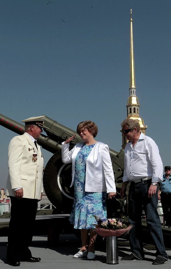 Певица Эдита Пьеха дала полуденный залп из пушки Петропавловской крепости
