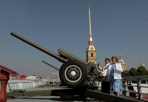 Певица Эдита Пьеха дала полуденный залп из пушки Петропавловской крепости