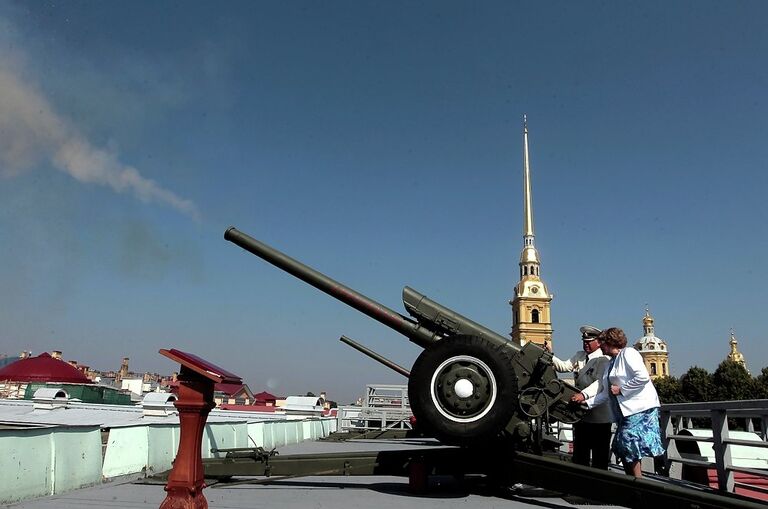 Певица Эдита Пьеха дала полуденный залп из пушки Петропавловской крепости