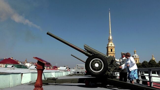 Певица Эдита Пьеха дала полуденный залп из пушки Петропавловской крепости