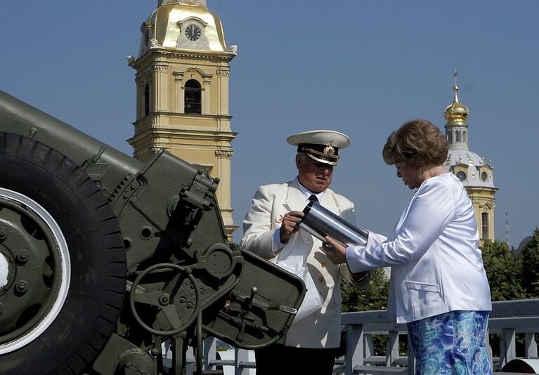 Певица Эдита Пьеха дала полуденный залп из пушки Петропавловской крепости