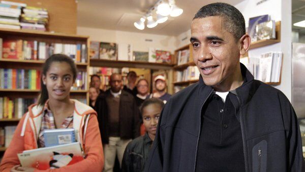 Президент США Барак Обама с дочерьми в книжном магазине