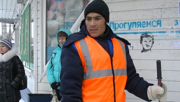 Таджики следят, чтобы жители Томска не скользили на улицах. ВИДЕО