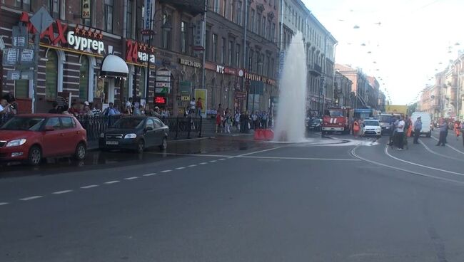 Фонтан холодной воды с трехэтажный дом час бил в центре Петербурга