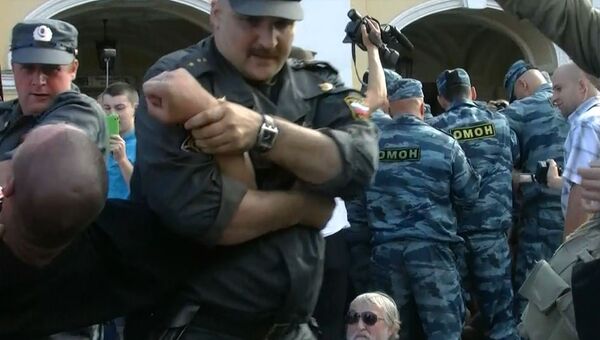 Участников «Стратегии 31» в Петербурге полицейские выносили на руках