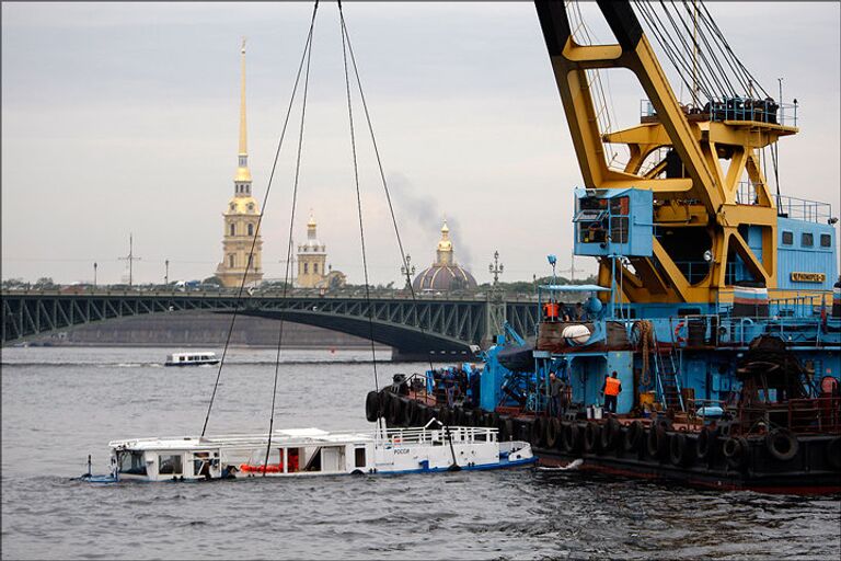 Подъем затонувшего в Неве прогулочного катера