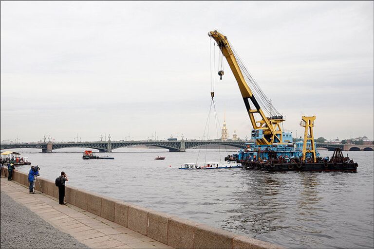 Подъем затонувшего в Неве прогулочного катера