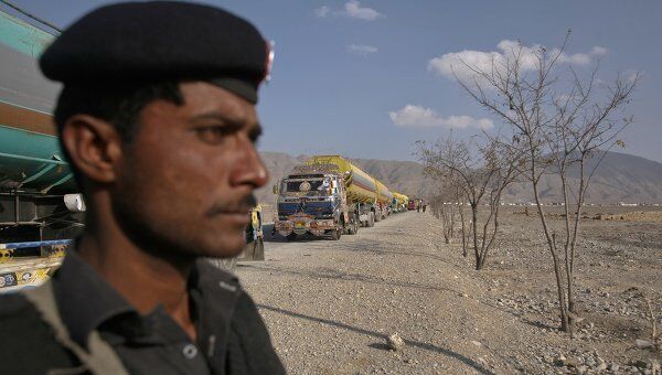 Власти Пакистана закрыли северный маршрут доставки грузов для войск НАТО в Афганистане - через Хайберский проход и пограничный пост Торхам