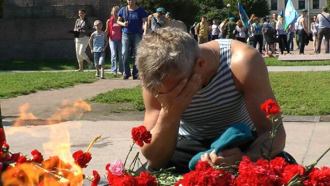 Десантники не сдерживали слез у Вечного огня на Марсовом поле