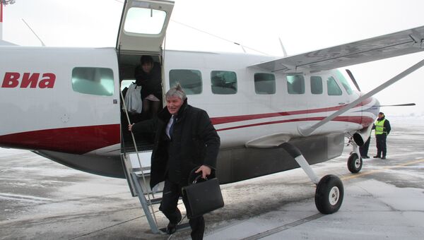Гендиректор ООО Авиакомпания Томск Авиа Виктор Марьенкин выходит из самолета ВС Cessna Grand Caravan 208 B, архивное фото