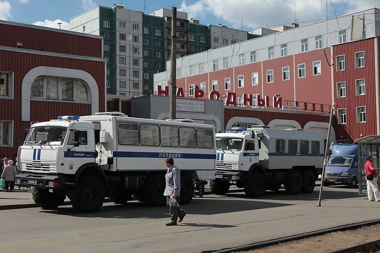 Силовики проводят рейд в магазине Народный