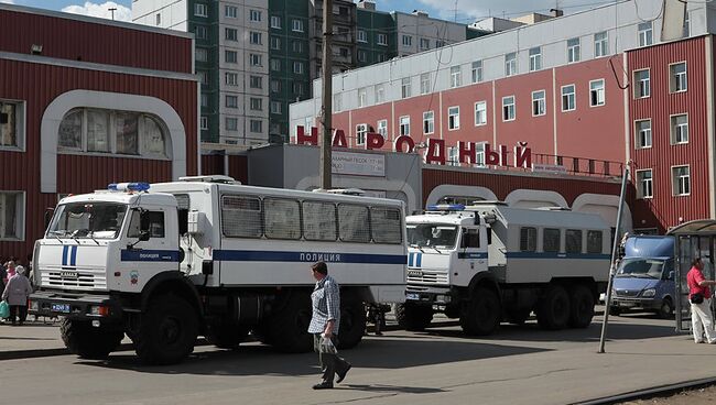 Силовики проводят рейд в магазине Народный