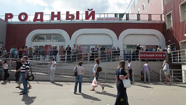 Силовики проводят рейд в магазине Народный