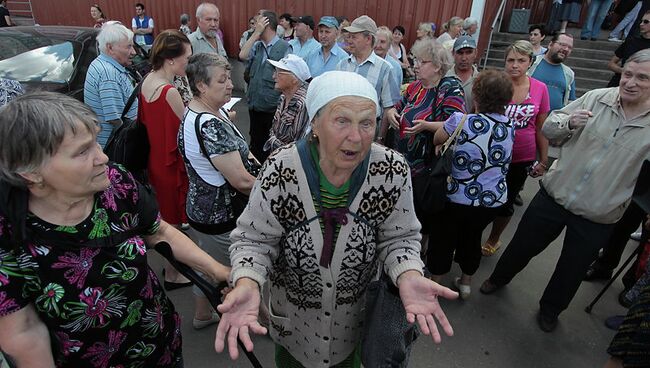 Покупатели на входе в универсам Народный, который открылся после рейда силовиков