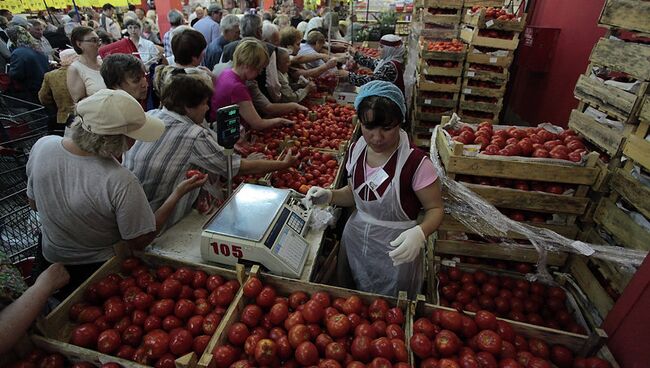 Покупатели в универсаме Народный, который открылся после рейда силовиков