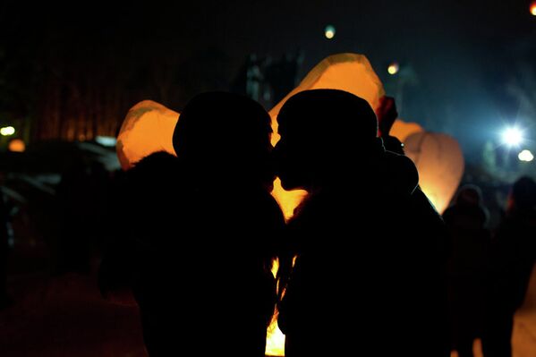 Запуск небесных фонариков на День святого Валентина