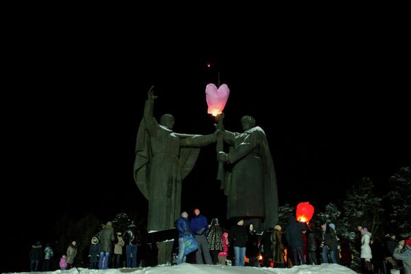 Запуск небесных фонариков на День святого Валентина