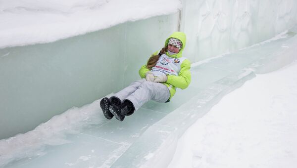 Соревнования по спуску на санках-ледянках вТомске