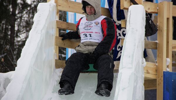 Соревнования по спуску на санках-ледянках в Томске