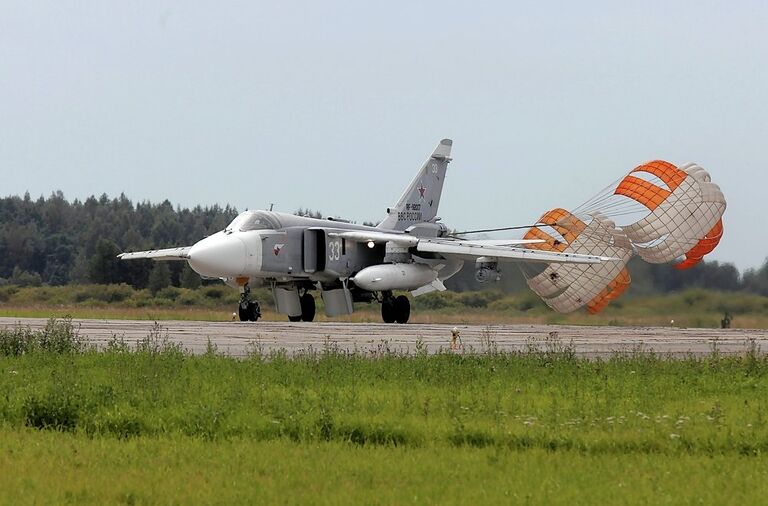 Прилет боевых самолетов и вертолетов на военный аэродром в Пушкине перед празднованием 100-летия ВВС России