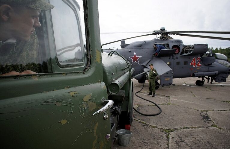 Прилет боевых самолетов и вертолетов на военный аэродром в Пушкине перед празднованием 100-летия ВВС России