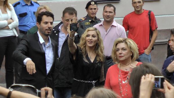 Фанаты встречали Мадонну восторженными криками после пяти часов ожидания