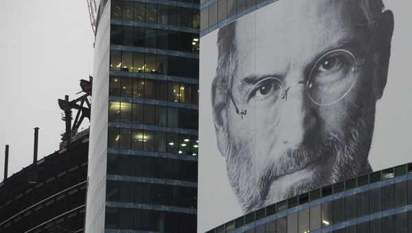 Плакат с портретом основателя компании Apple Стива Джобса. Архив