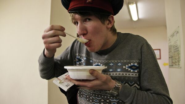Студент ест борщ, архивное фото