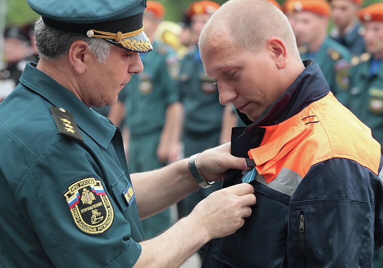 Награждение сотрудников МЧС, принимавших участие в ликвидации последствий наводненя в Крымске