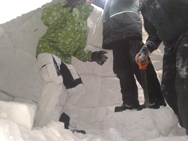 Томичи соревновались в строительстве снежных убежищ в Лагерном саду