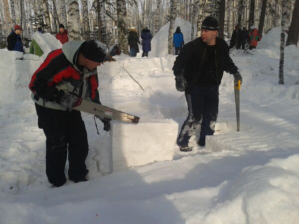 Томичи соревновались в строительстве снежных убежищ в Лагерном саду
