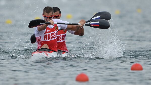 Илья Медведев (на первом плане), Антон Ряхов в финальном заезде байдарок-двоек на 1000 м на Олимпиаде в Лондоне