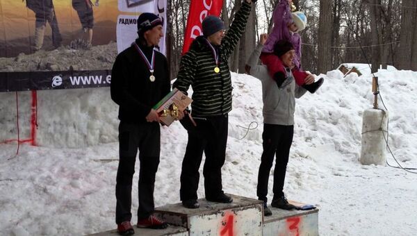 Награждение победителей чемпионата России по ледолазанию (Василий Терехин первый слева)