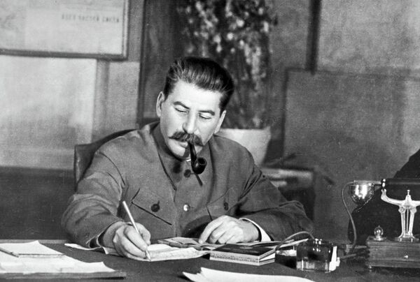 Генеральный секретарь ЦК ВКП (б) Иосиф Сталин в своем рабочем кабинете, 1949 год Генеральный секретарь ЦК ВКП (б) Иосиф Сталин в своем рабочем кабинете, 1949 год