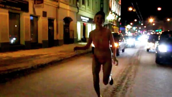Девушка, пробежавшая в купальнике по центру Томска