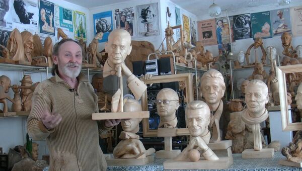 Томский скульптор вырезал из дерева целую галерею голливудских актеров