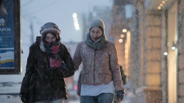 Девушки гуляют по Москве в сильный снегопад