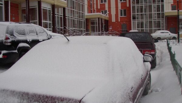 Автомобили припаркованы во дворах многоэтажных домов в Томске, архивное фото