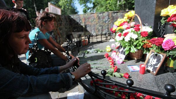 Фанаты на могиле Виктора Цоя в годовщину гибели рок-легенды