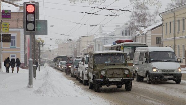 Транспорт на томском проспекте Ленина во время снегопада