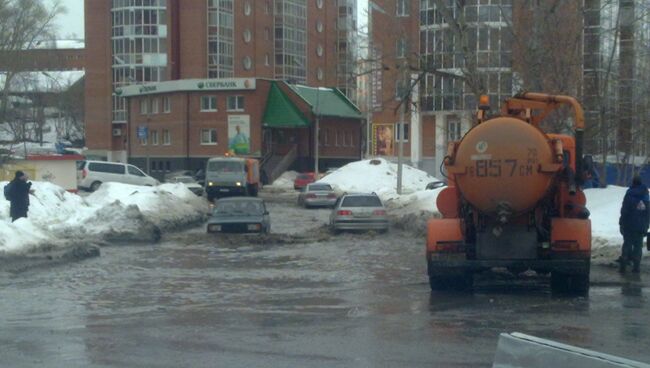 Техника откачивает воду с затопленного переулка