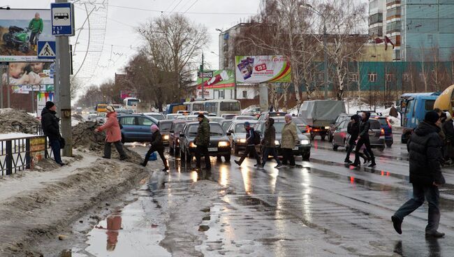 Большие лужи затруднили движение по дорогам Томска